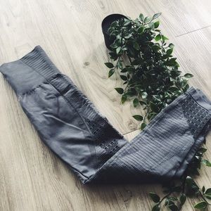 Seamless exercise leggings